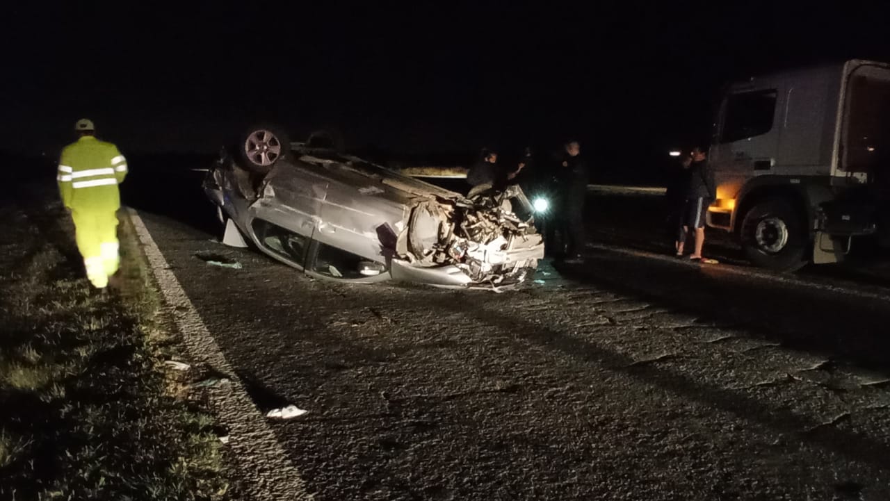 Autopista: un auto perdió el control y volcó al lado del camino